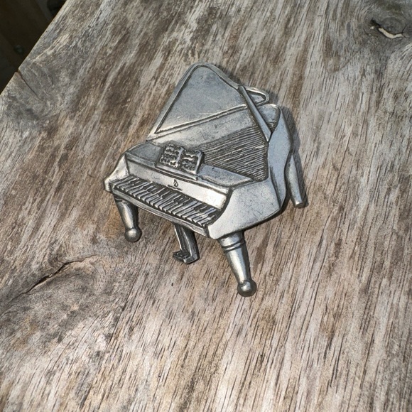 Grand Piano Brooch Pin Musical Instrument Seagull Pewter Canada 1990 - Picture 1 of 2